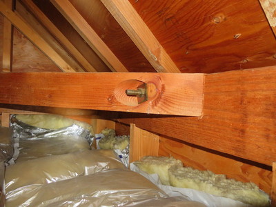 断熱材(グラスウール)がずれていないか、めくれていないか、カビがないか等チェックする