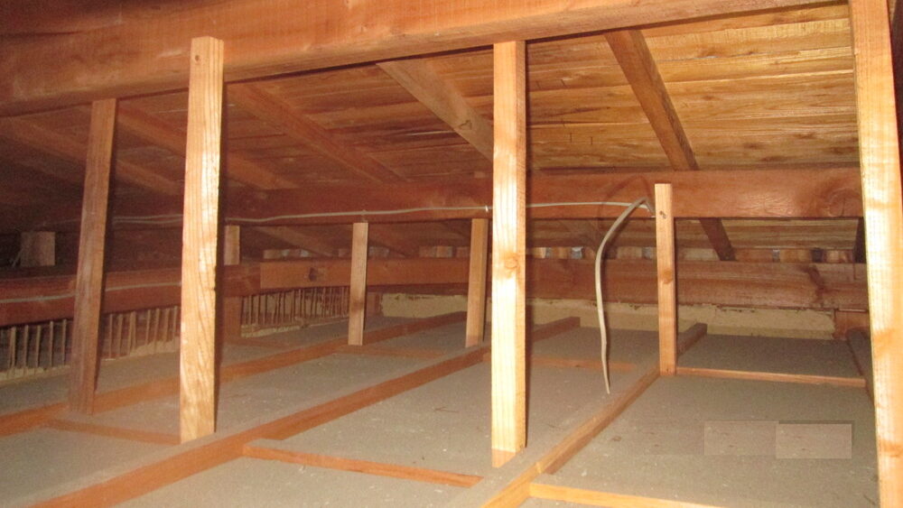 築45年の木造住宅で天井裏・屋根に断熱材が未施工だった事例を解説。昔の住宅に断熱材が入っていない理由と、現代の猛暑・寒さにおける問題点とは何か。断熱改修の方法や住み心地・光熱費への影響まで分かりやすく説明します。