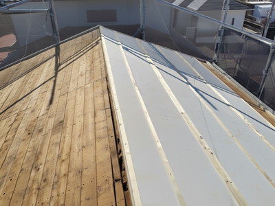 瓦をめくり、野地板に垂木を打ち、その間に断熱材を設置する