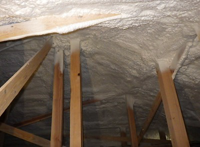 屋根面に硬質ウレタンフォームを吹き付ける