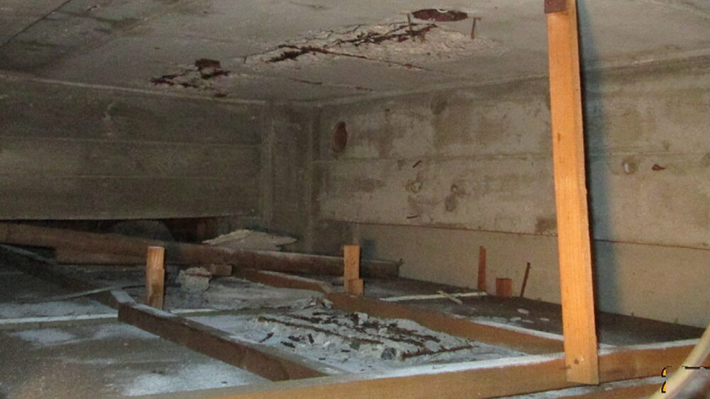 築40年のRC住宅で、床スラブ下面のコンクリート剥離と鉄筋露出を確認。原因はかぶり厚さ不足による中性化進行。中古住宅購入前に確認すべき劣化サインと補修・建替え判断のポイントを解説します。