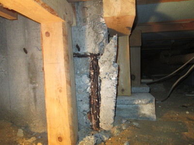 床下の柱足元においてコンクリートがめくれ、鉄筋が錆びて露出している