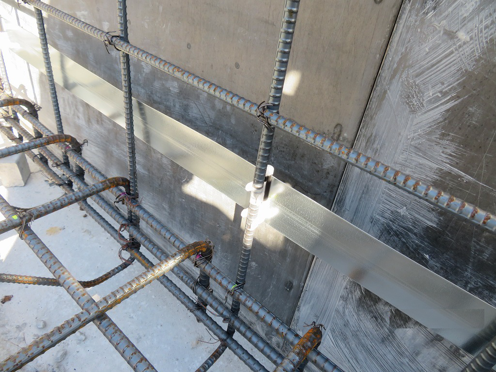 コンクリートの打継部分には、止水板を入れると止水できる