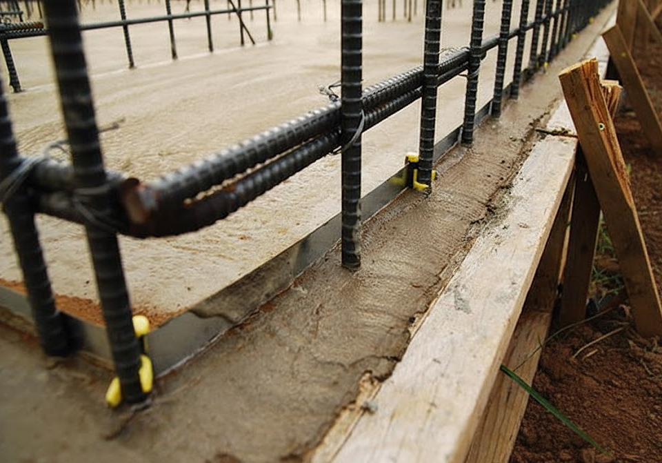 止水板を入れてベースコンクリートを打設した状況