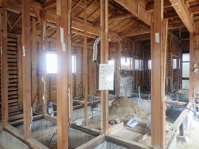 解体後の状況。筋かいや構造用合板がなく、地震力を受け止めにくい状態です。