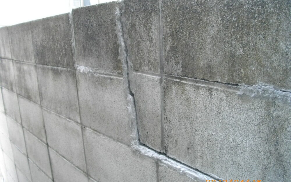 築年数の経過したブロック塀が大きく傾き、鉄筋や控え壁も不足していた危険事例を解説。建築基準法の構造基準、本来あるべき施工方法、放置した場合のリスク、適切な改善策まで分かりやすく説明します。