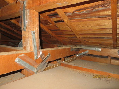 柱と梁、火打ち、束と桁梁・母屋との取り合い部分の接合状況をチェックする