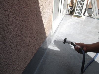 防水とサッシュの取り合い部分に散水する