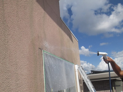 サッシュ上部のひび割れ部分に散水する