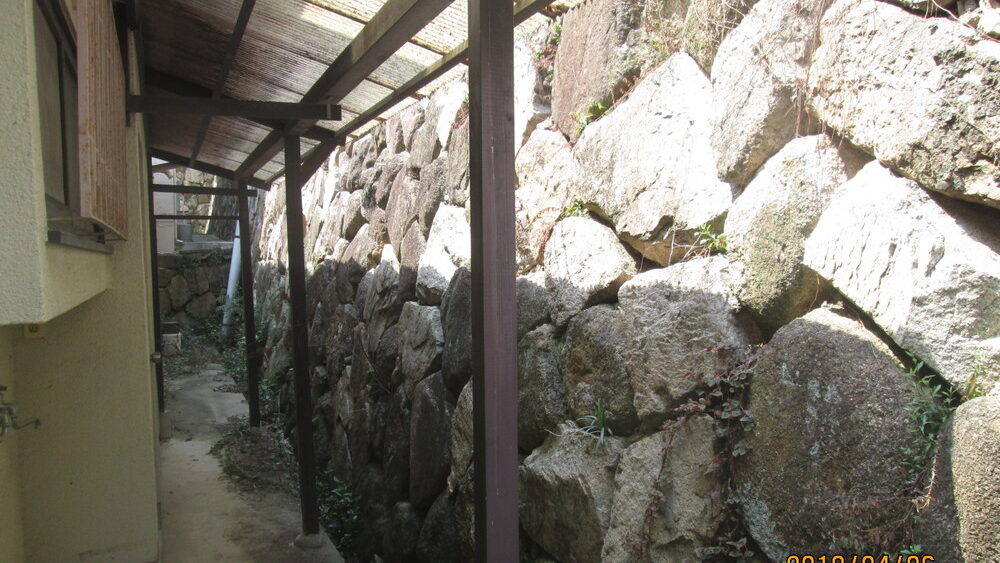 築45年の木造住宅で、北側・南側に設置された高さ3～5ｍの自然石積み（空石積み）擁壁の安全性を調査した事例です。見た目では判断できない内部構造や排水機能の問題、将来の建替え時における行政指導の可能性、補強方法の選択肢まで分かりやすく解説します。中古住宅購入前に必ず確認すべき擁壁リスクとは何かを詳しく説明します。