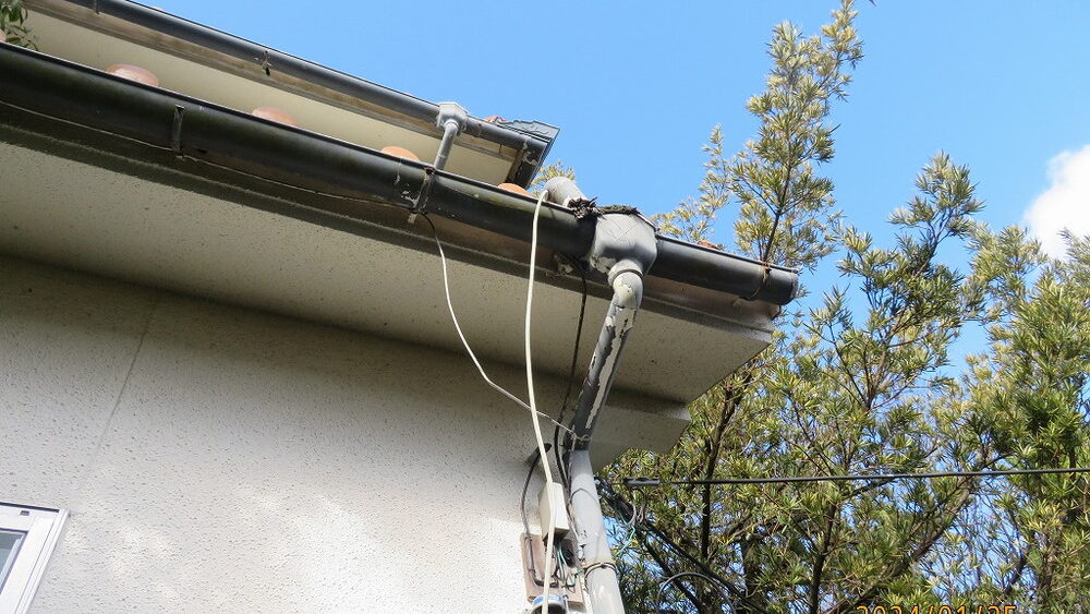 築35年の木造住宅で発生した軒樋の詰まりとオーバーフロー事例を解説。落葉による排水不良が外壁劣化や雨漏り、構造腐朽へ発展するリスクとは何か。改善策や購入時のチェックポイント、買ってよいケース・慎重に検討すべき判断基準まで、専門家の視点で詳しく説明します。