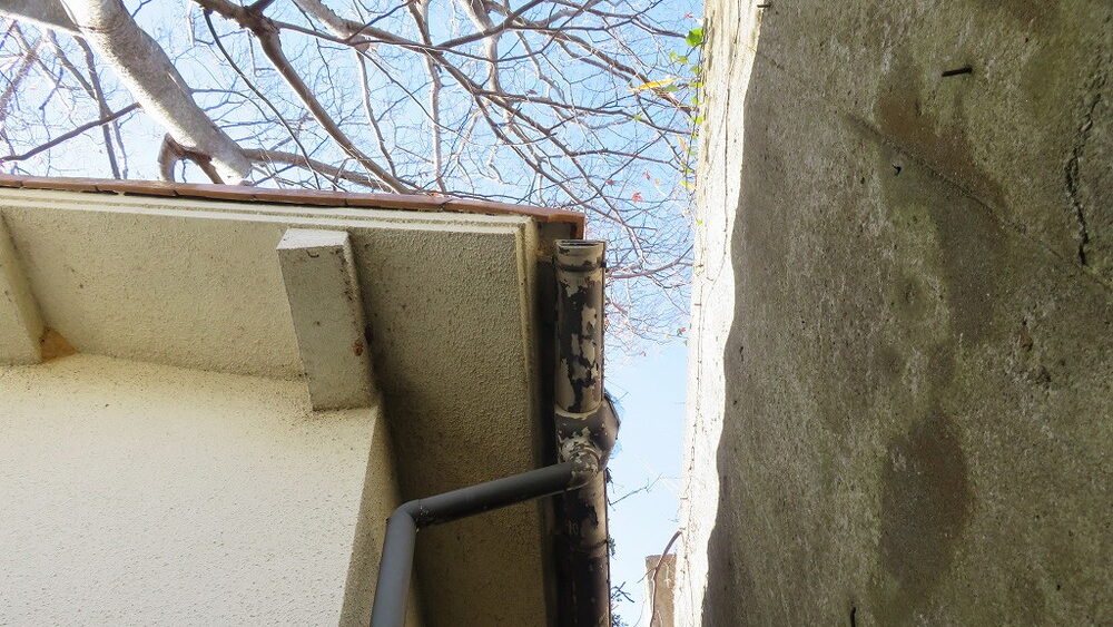 築35年の木造住宅で発生した軒樋の詰まりとオーバーフロー事例を解説。落葉による排水不良が外壁劣化や雨漏り、構造腐朽へ発展するリスクとは何か。改善策や購入時のチェックポイント、買ってよいケース・慎重に検討すべき判断基準まで、専門家の視点で詳しく説明します。