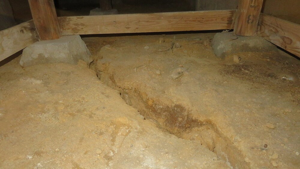 築45年の木造住宅で確認された床下地盤の大きな亀裂事例を解説。地震の影響が疑われる地盤の変形が建物全体に及ぼすリスクとは何か。耐震改修における基礎補強の重要性や、土間全面を鉄筋コンクリート化する改善方法、購入・改修判断のポイントまで詳しく説明します。