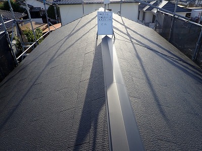 軽量な屋根材（スレート）に替えることで、建物全体の負担が軽減され、耐震性が向上します。