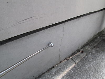 打診棒で叩いて基礎の浮きを確認