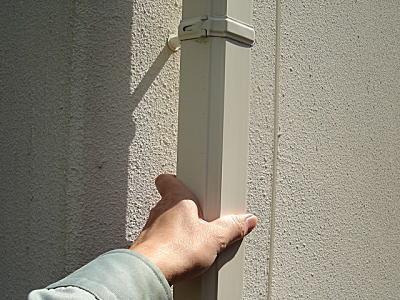 縦樋の取り付け状況をさわって確認