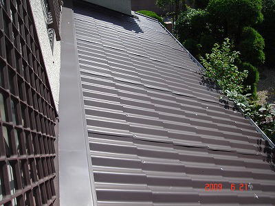 屋根の状況を確認。破損がないか、ずれていなか、隙間、劣化状況をしっかりと確認する。