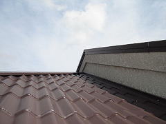 屋根と壁面との取り合い部分のチェックが一番、漏水しやすいのでしっかりと見る。