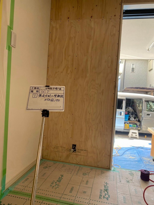 構造用合板を貼る。