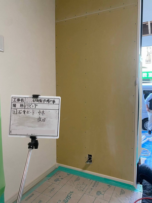 石膏ボードを貼る。