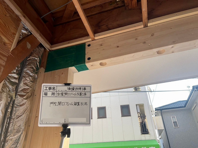 門型フレーム：柱と梁の接合部分に金物を設置して補強する。