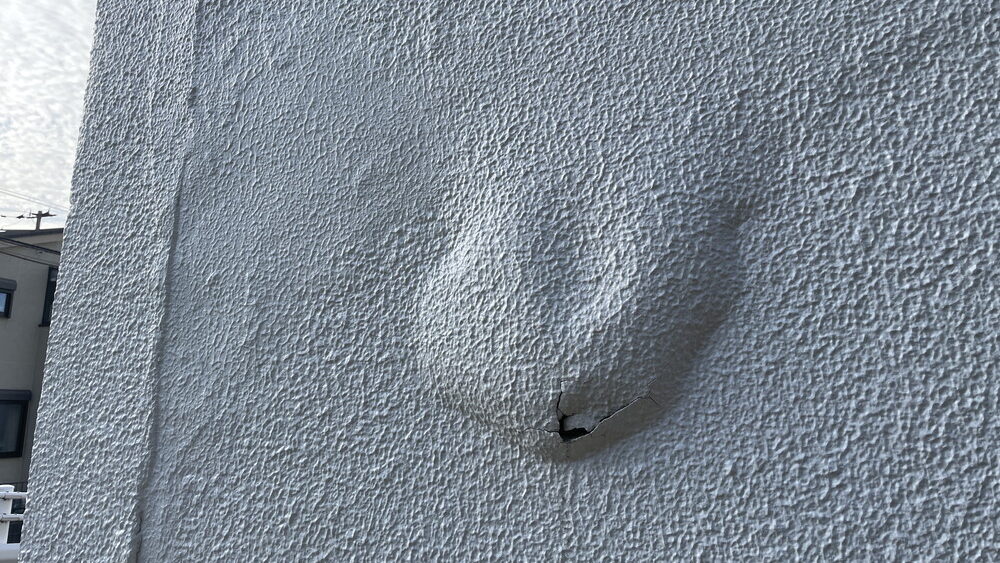 鉄筋コンクリート造住宅の外壁塗装が膨れ、水が溜まるトラブルの調査事例を解説。塗膜膨れが起こる原因、外壁内部の水分や施工不良の可能性、正しい補修方法と再発防止のポイントを建築専門家がわかりやすく説明します。