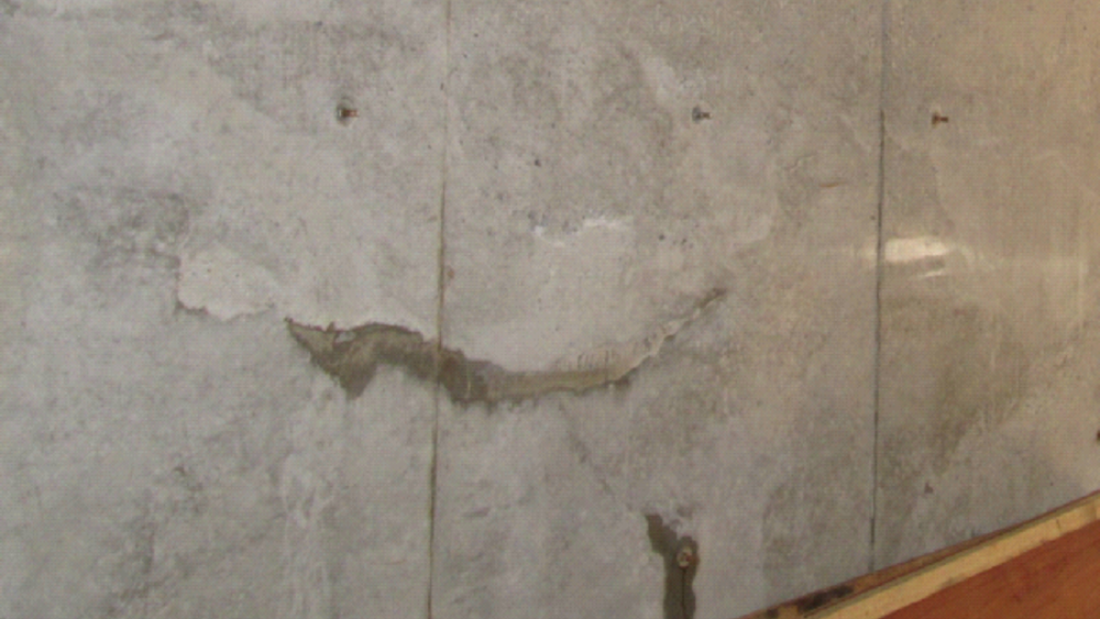 新築直後の掘り込み書庫で発生したコンクリート壁からの漏水事例。原因はコールドジョイント（打ち継ぎ不良）と防水施工の不備でした。施工不良の実態と見分け方、放置リスク、適切な補修方法を実例をもとに詳しく解説します。