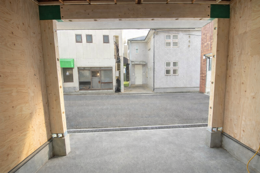 築27年の木造３階建て住宅。１階部分が開口が大きく耐力壁がないために車庫入口廻りを門型フレームにて補強し、評点は1.5となる。