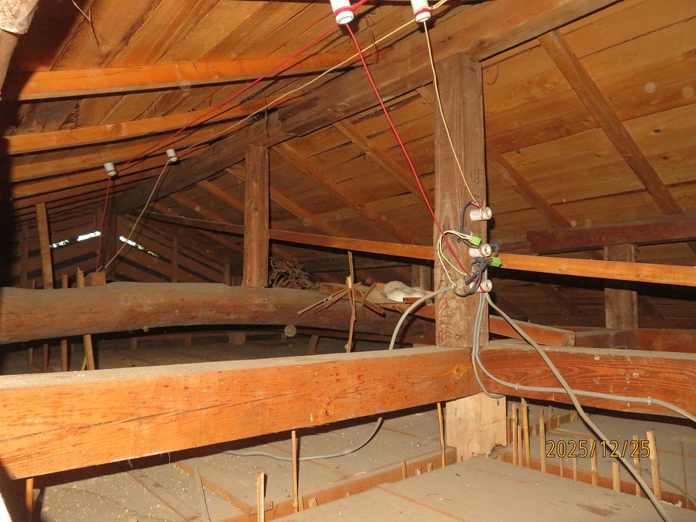 一般診断は、天井や壁を破壊することなく、押入の点検口などから、天井裏・小屋裏に侵入して、状況を確認します。