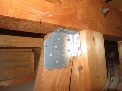 筋かい金物の設置状況を確認する。