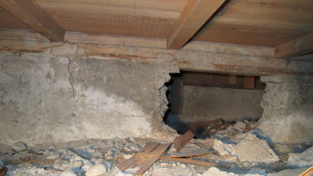 白アリ防蟻工事中に、無断で住宅の基礎を壊された実例を建築士が詳しく解説。基礎を壊す危険性、耐震性への影響、適切な補強方法、人が通れない床下への対応策、家づくりで事前に行うべき対策まで、わかりやすく説明します。