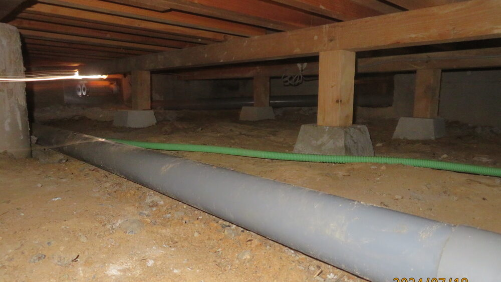 中古住宅の床下調査で発見された「支持されていない床下配管」の事例を建築士が詳しく解説。地面に転がされた配管による勾配不良、逆流、詰まり、異臭、地震時の破損リスクなどをわかりやすく説明し、適切な改善方法や中古住宅購入時のチェックポイントについて紹介します。