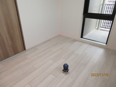 部屋の入隅もしくは出隅部分にレーザーを当てると壁の傾き状況がわかります。