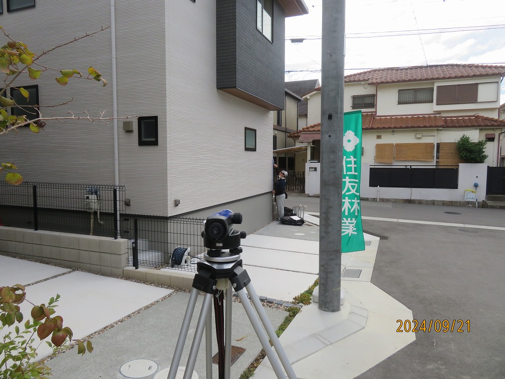 オートレベル測定器を据えて建物傾斜を測定します。表と裏とで２ヶ所程度、測定位置を変えます。
