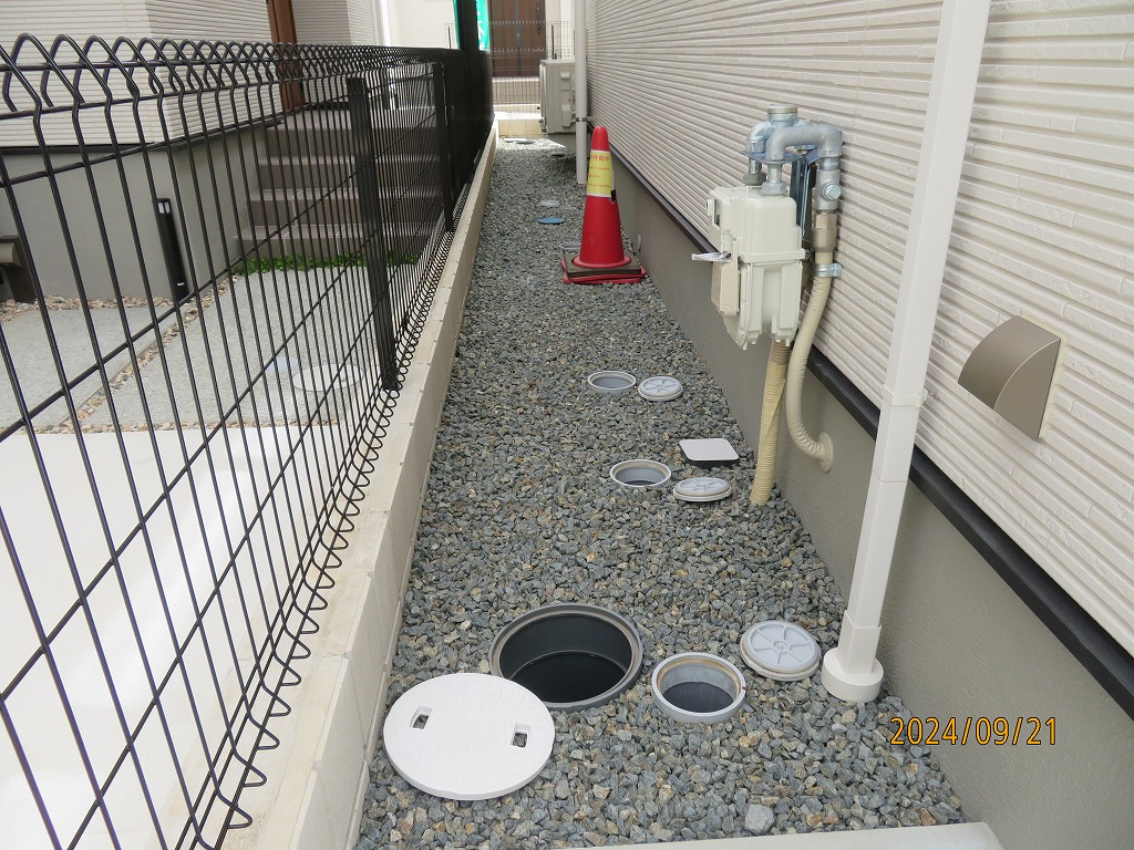 全ての会所の蓋を開けて、排水管に詰まり、異臭、異音がないか、流水状況を確認します