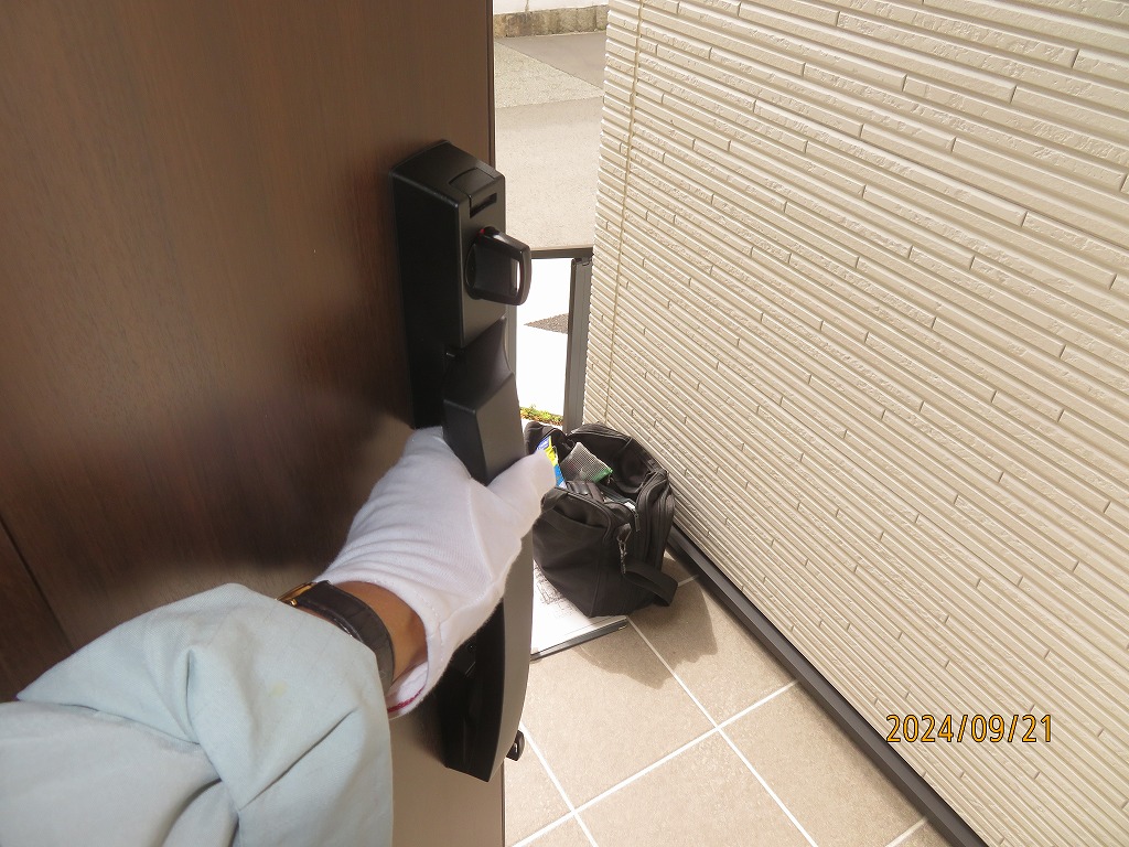 玄関扉の開閉状況をチェックしています。開閉状況は、全ての扉に関して行います。