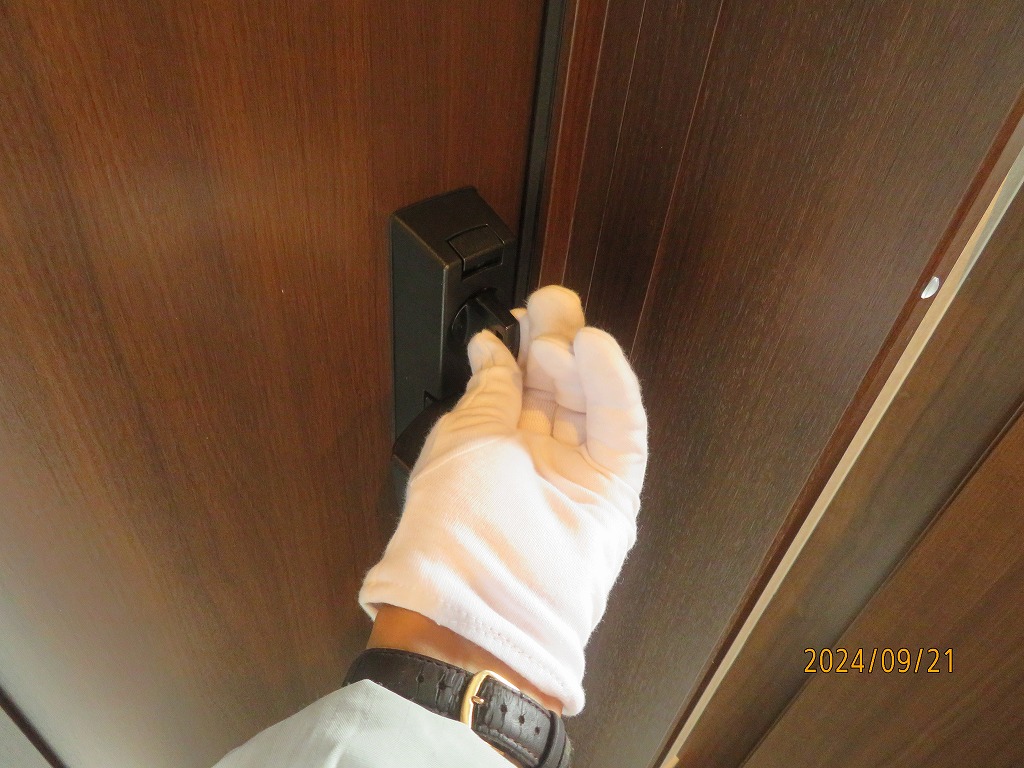 玄関扉の施錠状況をチェックします。