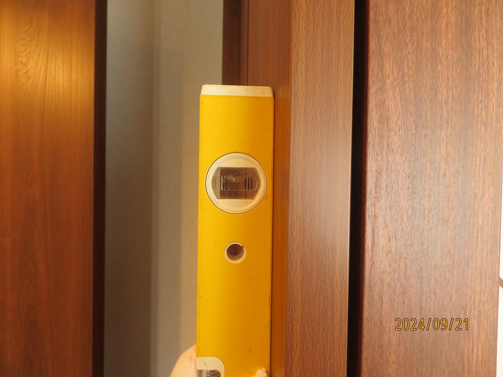 水平器を当てて、扉の建付けをチェック