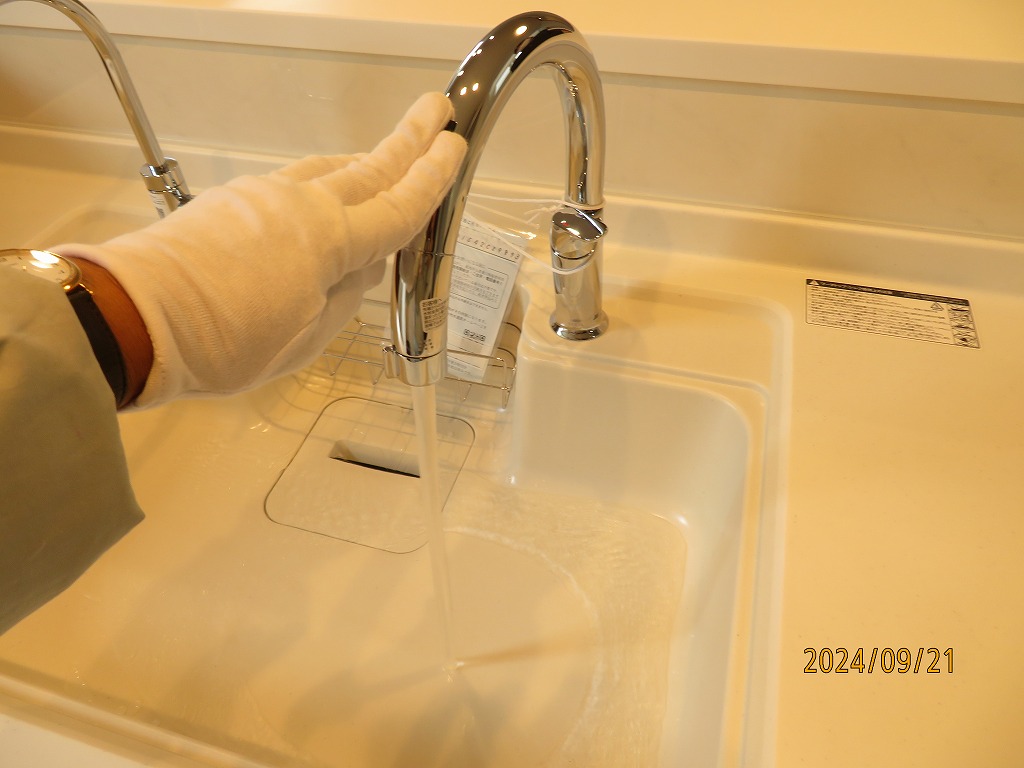 洗面台にある給水栓を開けて、流水状況を確認します。同時に水漏れがないかも確認します。